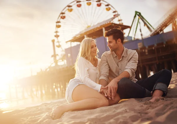 Romantiskt par på stranden — Stockfoto