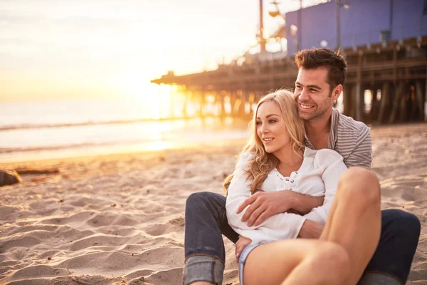 Couple having fun at santa monica — Stock Photo, Image