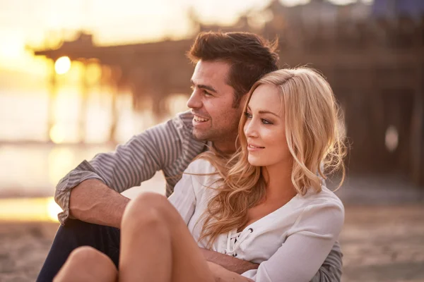 Lovers cuddling by santa monica pier — Stock Photo, Image