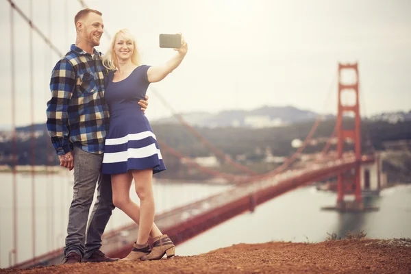 Casal em tomar selfie — Fotografia de Stock