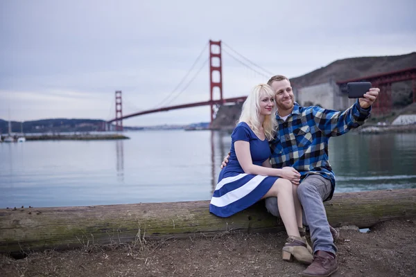 Couple taking selfie with golden gate — Stock Photo, Image