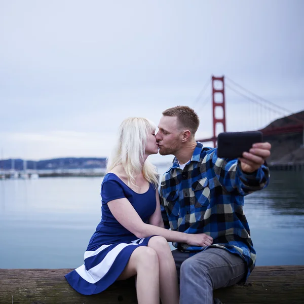 Coppia baciare e prendere selfie — Foto Stock