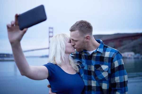Couple kissing in front of golden gate — Stock Photo, Image