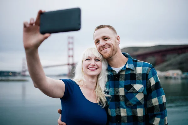 Çift alarak selfie golden gate yakınındaki — Stok fotoğraf