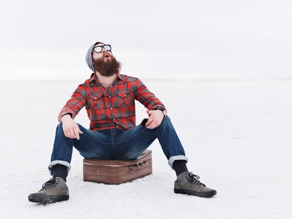 Overdreven blij baard hipster verloren in de zoutvlakten vindt richtingen — Stockfoto