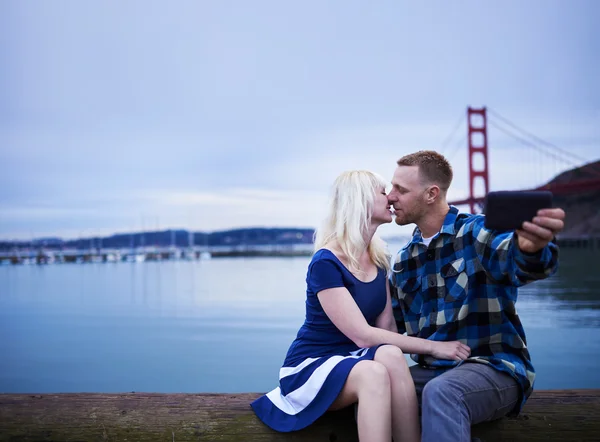情侣接吻和以自拍照 免版税图库照片