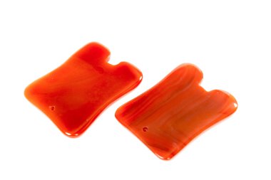 Spa tedavileri için araç gereç taşları. Beyaz arka planda Jade masaj taşı. İzole edilmiş. Gua sha Masaj Savaşları. Çin geleneksel masajı - Taşlı Gua Sha..