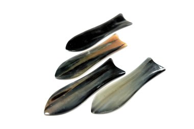 Spa tedavileri için araç gereç taşları. Beyaz arka planda Jade masaj taşı. İzole edilmiş. Gua sha Masaj Savaşları. Çin geleneksel masajı - Taşlı Gua Sha..