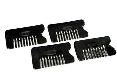 Spa tedavileri için araç gereç taşları. Beyaz arka planda Jade masaj taşı. İzole edilmiş. Gua sha Masaj Savaşları. Çin geleneksel masajı - Taşlı Gua Sha..