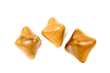 Spa tedavileri için araç gereç taşları. Beyaz arka planda Jade masaj taşı. İzole edilmiş. Gua sha Masaj Savaşları. Çin geleneksel masajı - Taşlı Gua Sha..