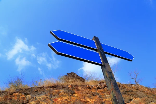 Blue empty guidepost with nature background. — Stock Photo, Image