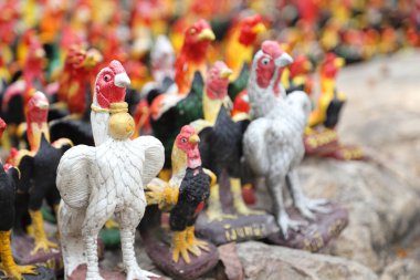 Sayıda horoz heykelini, horozlar Tayland Tanrı'ya adanmış.