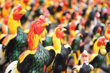 Sayıda horoz heykelini, horozlar Tayland Tanrı'ya adanmış.