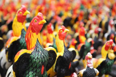 Sayıda horoz heykelini, horozlar Tayland Tanrı'ya adanmış.