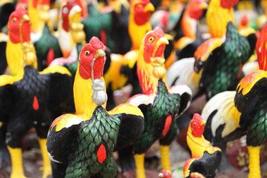 Sayıda horoz heykelini, horozlar Tayland Tanrı'ya adanmış.