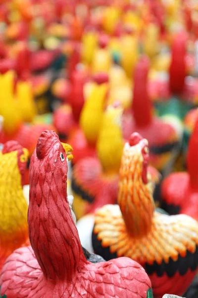 Muchas estatuas de gallos, gallos están dedicados al dios de Tailandia . —  Fotos de Stock