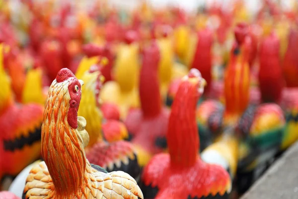 Molte statue di gallo, I galli sono dedicati al dio della Thailandia . — Foto Stock