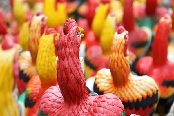 Molte statue di gallo, I galli sono dedicati al dio della Thailandia . — Foto Stock