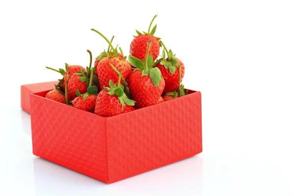 Fresas en caja de regalo aisladas en blanco — Foto de Stock