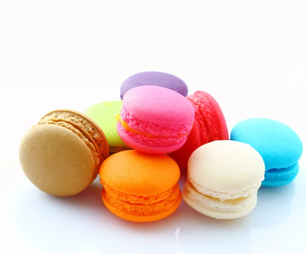 Primer plano de macarons en blanco . — Foto de Stock