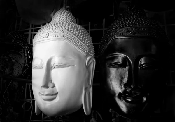 Buda'nın siyah ve beyaz tahta maske — Stok fotoğraf