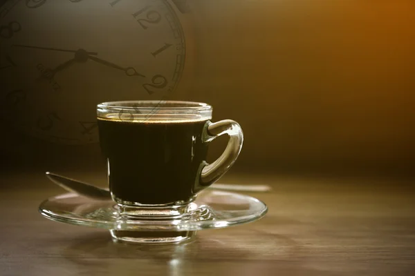 Xícara de café preto e relógio no conceito de madeira . — Fotografia de Stock