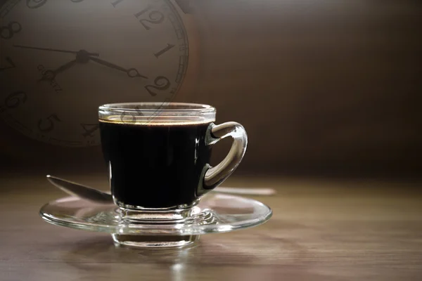 Xícara de café preto e relógio no conceito de madeira . — Fotografia de Stock