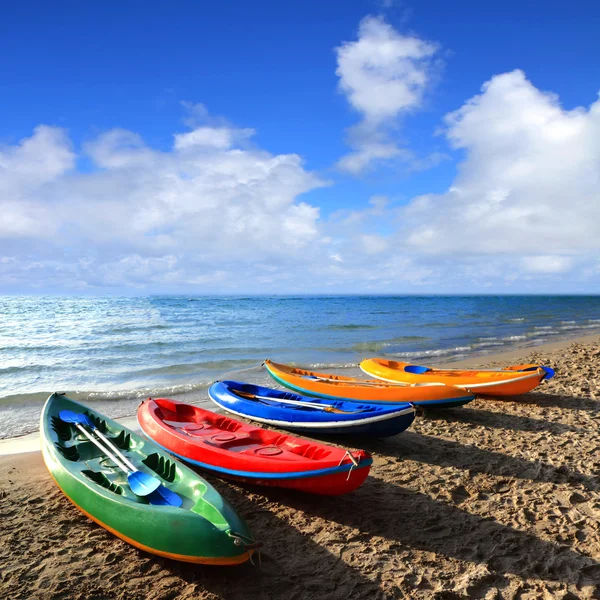 Човни на тропічному пляжі з блакитним небом — стокове фото