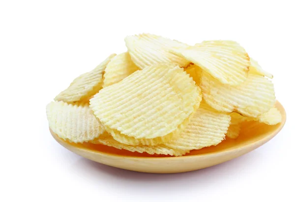 Kartoffelchips auf weißem Hintergrund. — Stockfoto