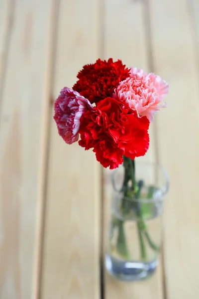 Rosso e rosa di fiori di garofano su legno — Foto Stock