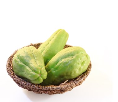 Chayote squash, olarak da bilinen choko Beyaz ahşap sepeti 