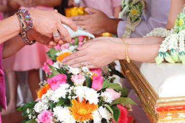 Gelinin eline nimet su dökme eller