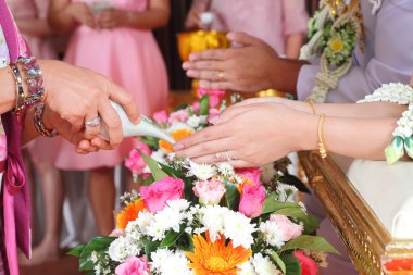 Gelinin eline nimet su dökme eller