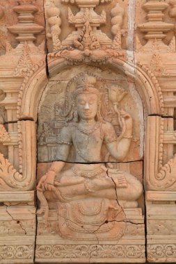 duvarda hindu tanrılarının el sanatları.