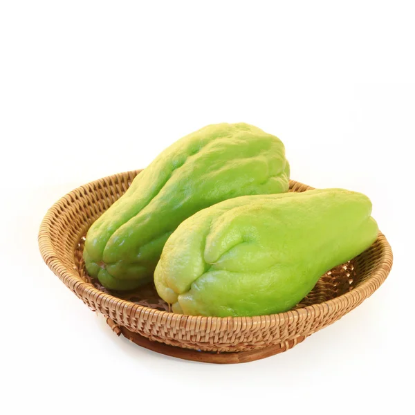 Chayote-Kürbis, auch als Choko im Korb auf Weiß bekannt — Stockfoto