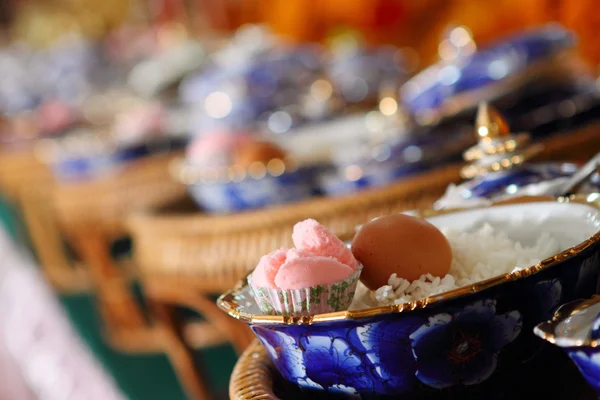 Еда и приготовленный рис и десерты в керамической миске — стоковое фото