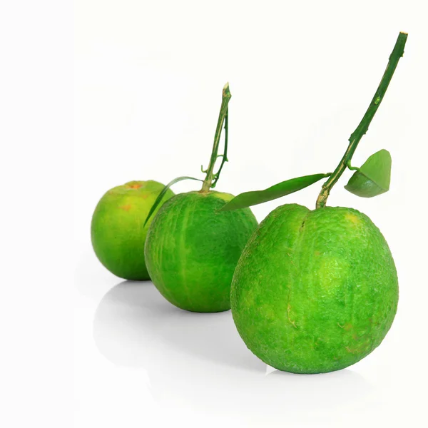 Yeşil turuncu meyve üzerinde beyaz izole Asya — Stok fotoğraf