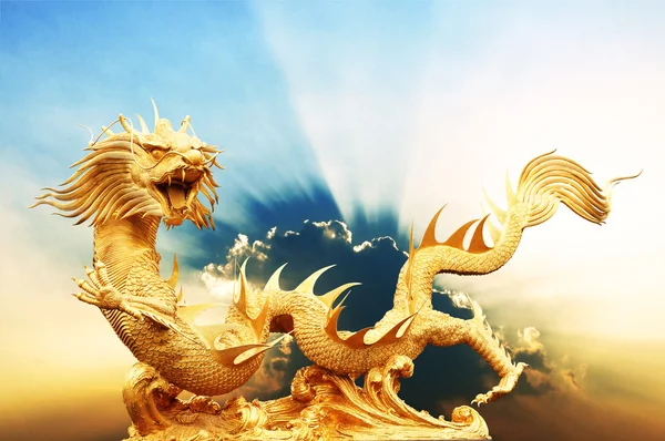 Bulut gökyüzü ile Çin ejderha heykeli — Stok fotoğraf
