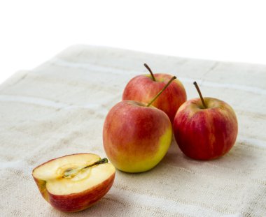 küçük gala elma ve yarısı üzerinde beyaz nakin.                  