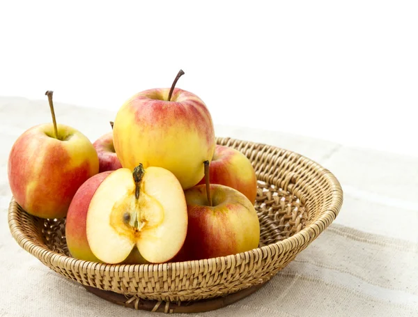 Pequeña manzana de gala y la mitad en canasta en saco sobre blanco . —  Fotos de Stock