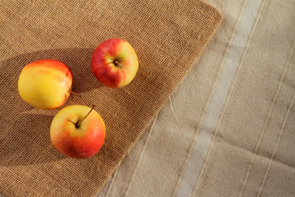 Blick von oben auf kleinen Gala-Apfel über Sack. — Stockfoto