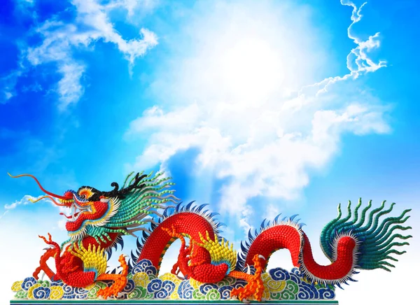 Red chinese dragon stucco arts with cloud and blue sky backgroun — Stock Photo, Image