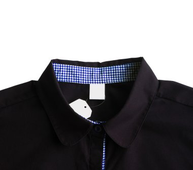 etiketi üzerinde beyaz izole mavi kareli gömlek.