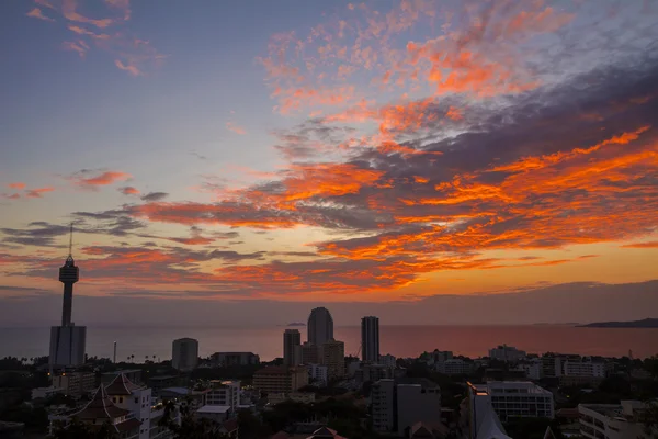 Panorama crepuscolare della città di Pattaya in Thailandia . — Foto Stock