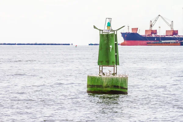 Drijvende groene navigatie boei op de zee. — Stockfoto