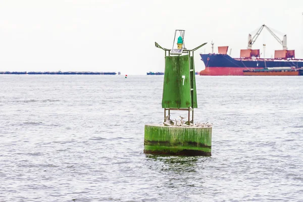 Boya flotante de navegación verde en el mar . —  Fotos de Stock