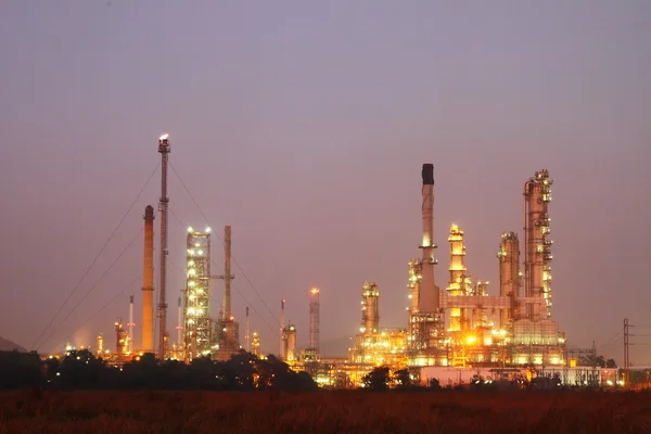 Petrokemiska anläggningar raffinaderiet på natten — Stockfoto