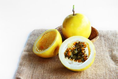 Tutku meyve (passiflora mantarı) çuval üzerinde beyaz üzerinde yakın çekim