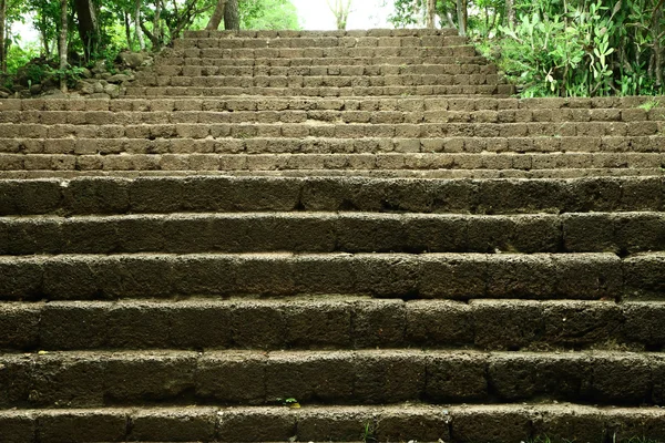 Kamenné schodiště starověkého hradu v Thajsku. — Stock fotografie