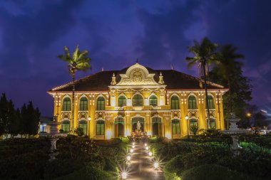 Phraya alacakaranlıkta, İsmet bina eski bina Abhaibhubate